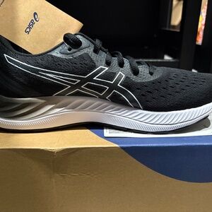 BRAND NEW ASICS Gel excite 8 with ortholite comfort foam Size 8.5